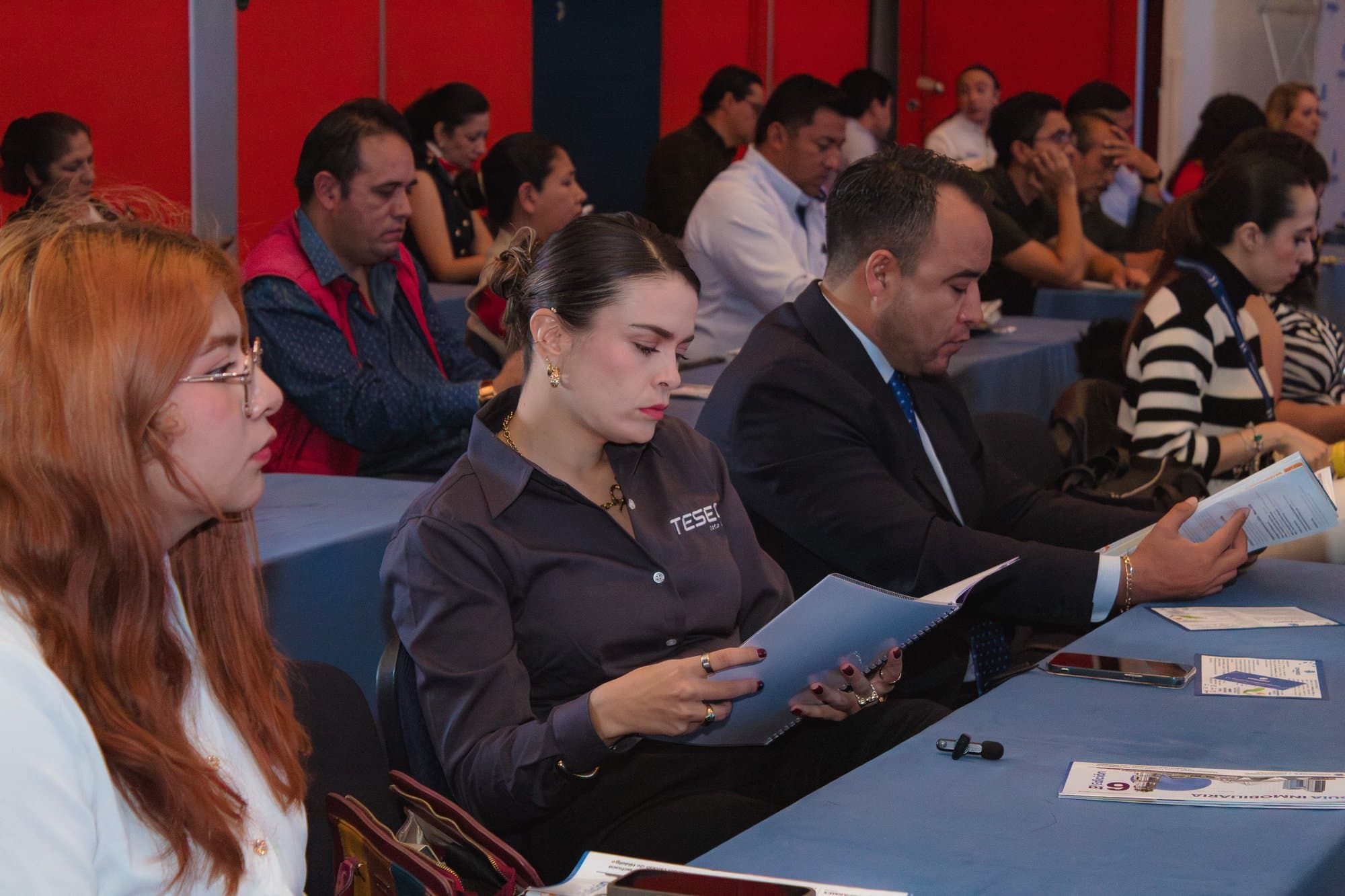Asistentes durante una conferencia