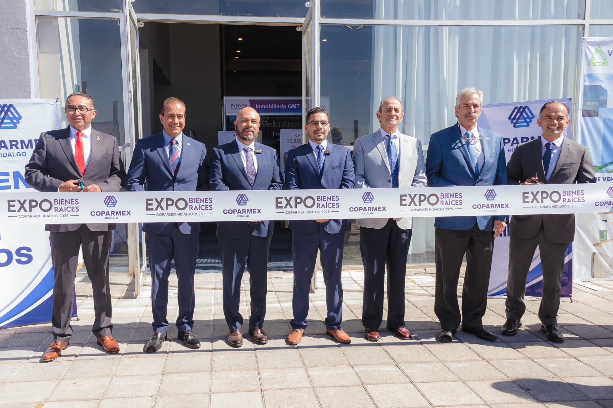 Corte de listón de la inauguración